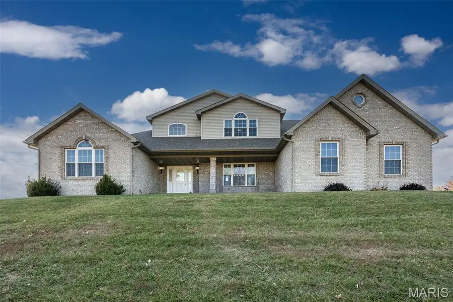 31899 Red Oak DR, Brighton, IL 62012
