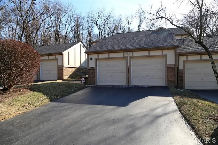 13138 Royal Pines DR, Maryland Heights, MO 63146