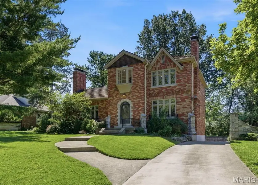 28 Grantwood LN, St Louis, MO 63123