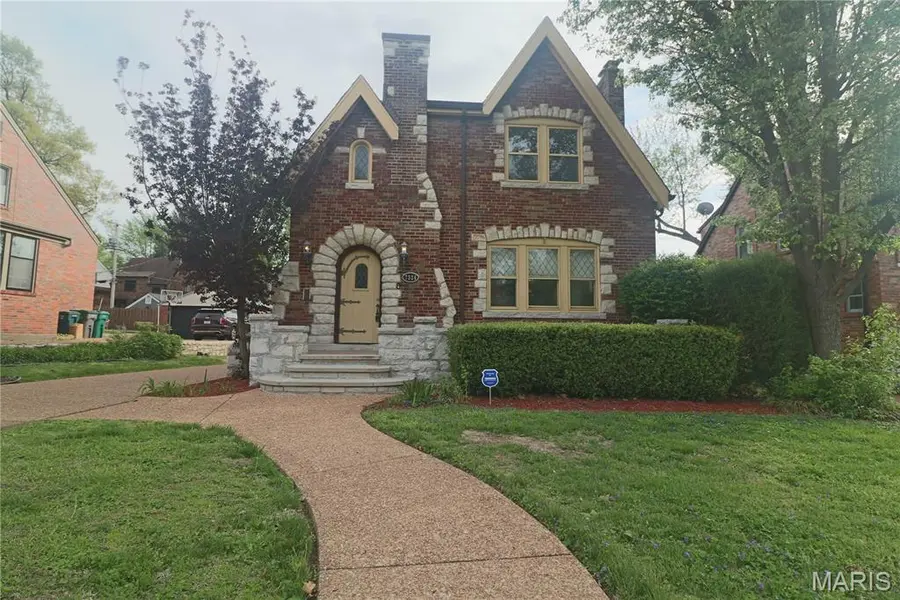 7326 Country Club DR, St Louis, MO 63121