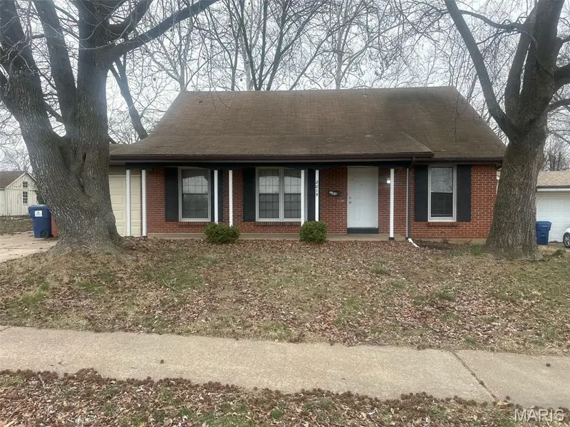 2015 Derhake RD, Florissant, MO 63033