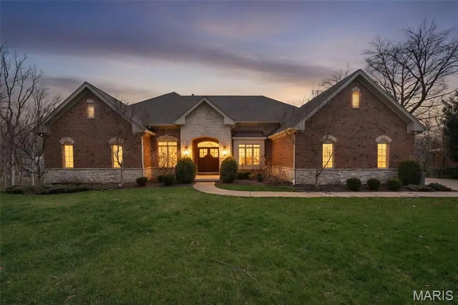 9 Graybridge DR, Ladue, MO 63124