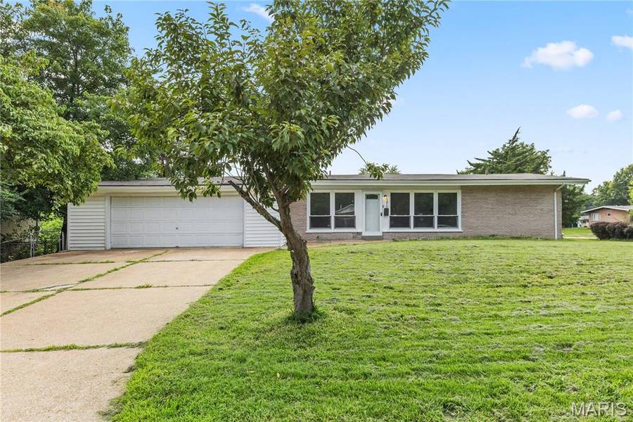 1870 Flicker DR, Florissant, MO 63031