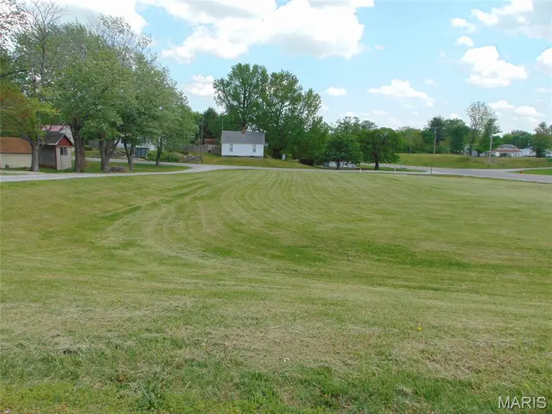201 E KNAUER ST E, Ava, IL 62907