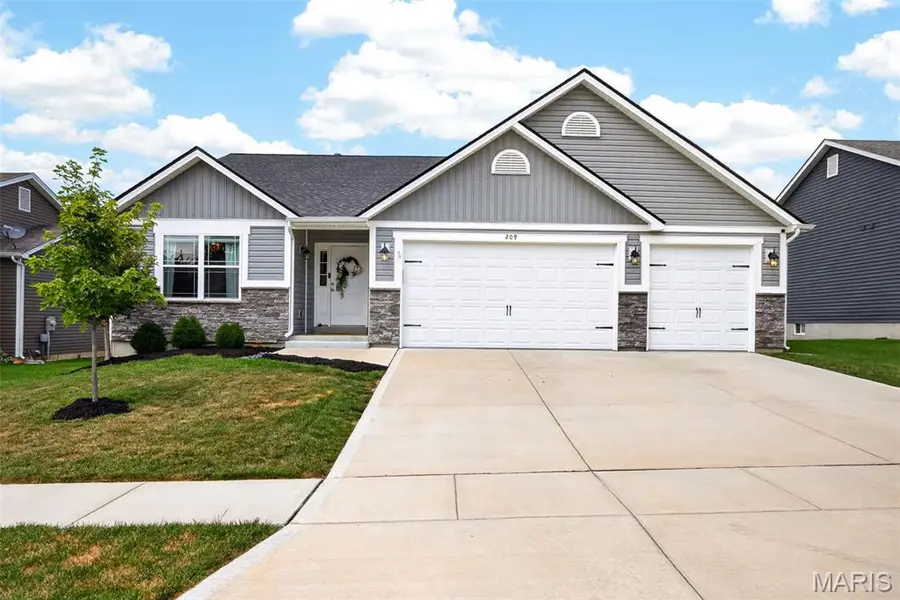209 W Pine Creek CT, Wentzville, MO 63385