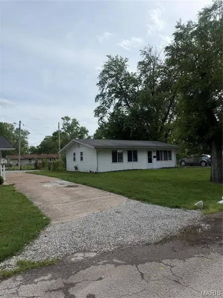 3 W Adams DR, Cahokia, IL 62206