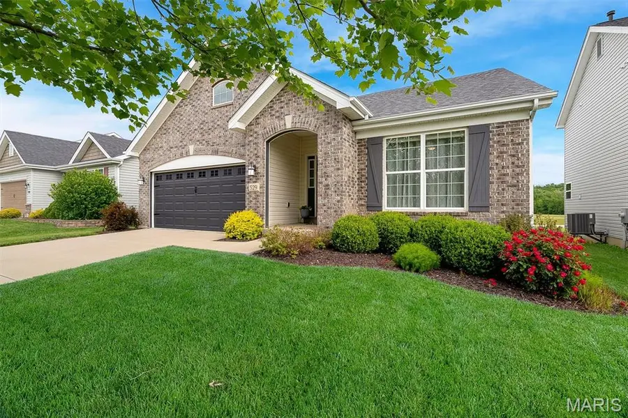 529 Winding Bluffs DR, Fenton, MO 63026