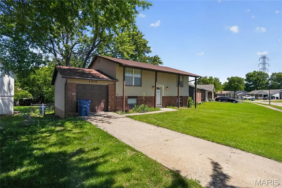 1315 Red River DR, St Louis, MO 63138