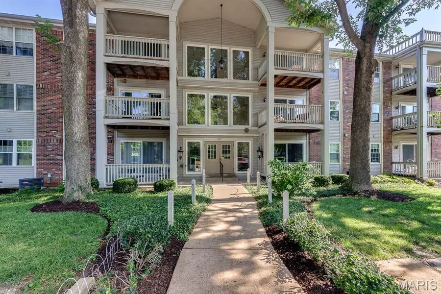 5375 N Kenrick Parke DR #208, Shrewsbury, MO 63119