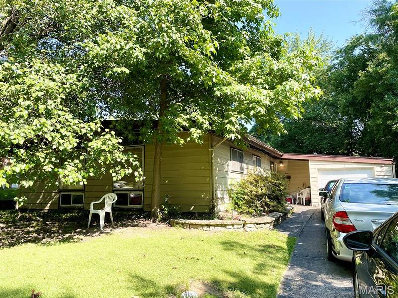 3 Holly LN, Florissant, MO 63033