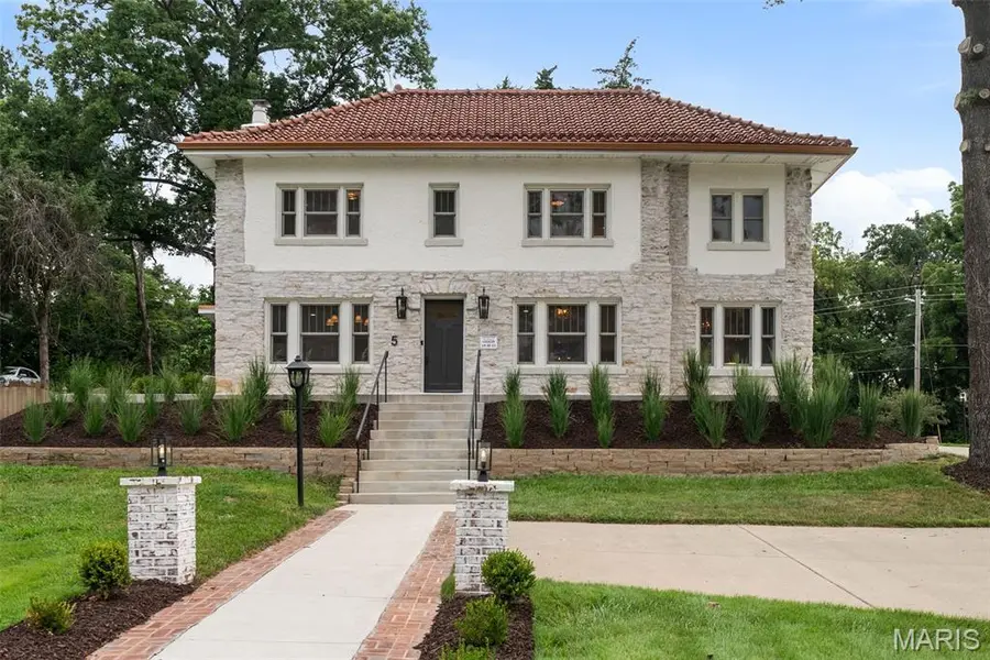 5 S Rock Hill RD, Webster Groves, MO 63119