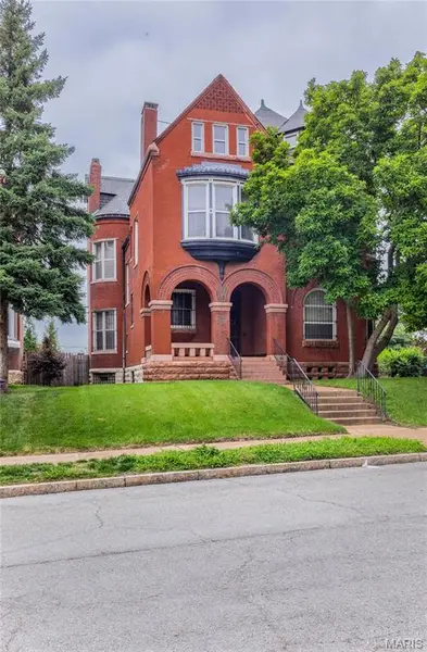3835 Westminster PL, St Louis, MO 63108