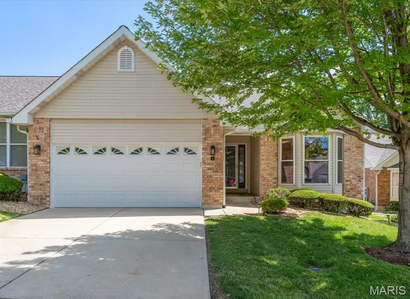 6 Country Bluff CT, St Charles, MO 63301