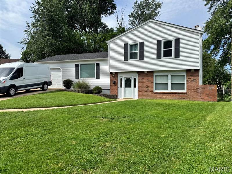 55 Brightmoor DR, Florissant, MO 63033