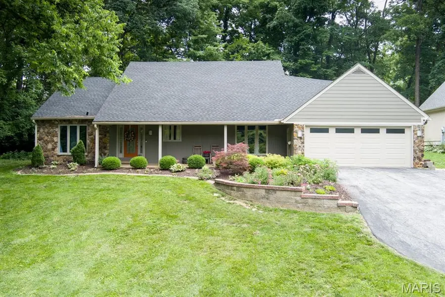 18 Powder Creek DR, Belleville, IL 62223