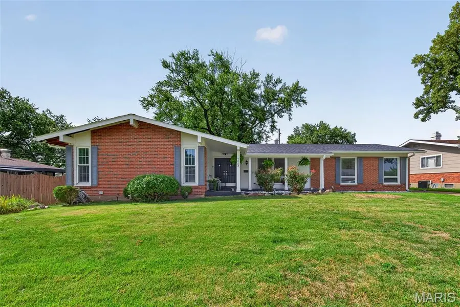 4080 Helmkampf DR, Florissant, MO 63033