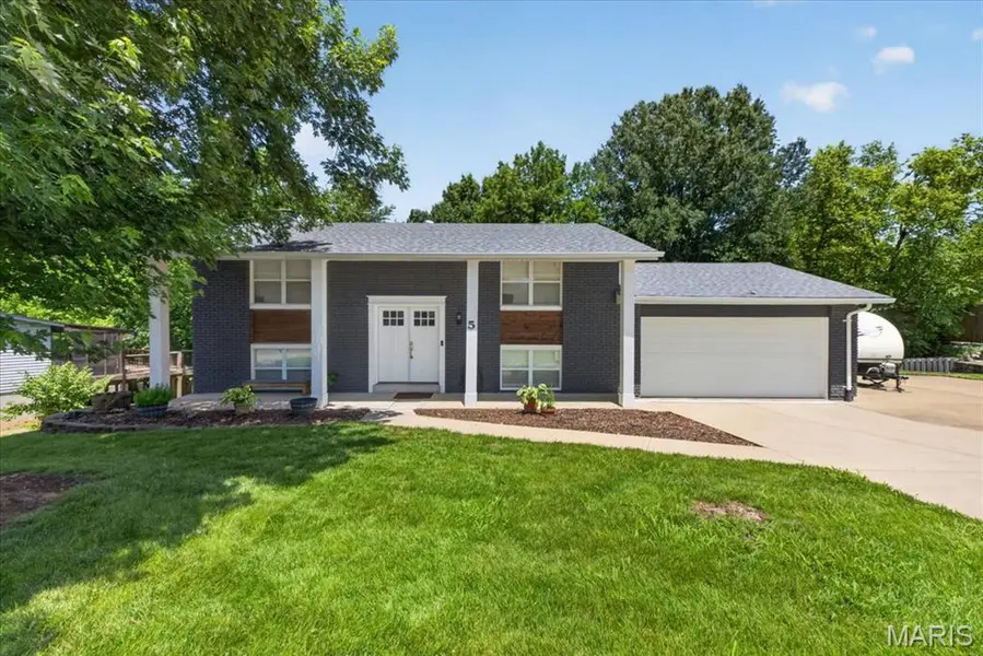 5 Golden Oak CT, Twin Oaks, MO 63088