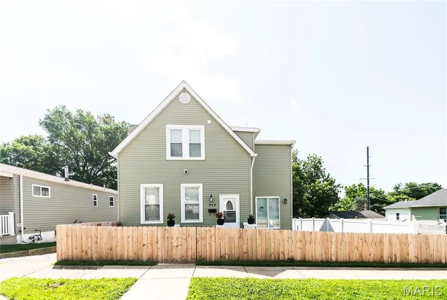 956 Erskine AVE, St Louis, MO 63125