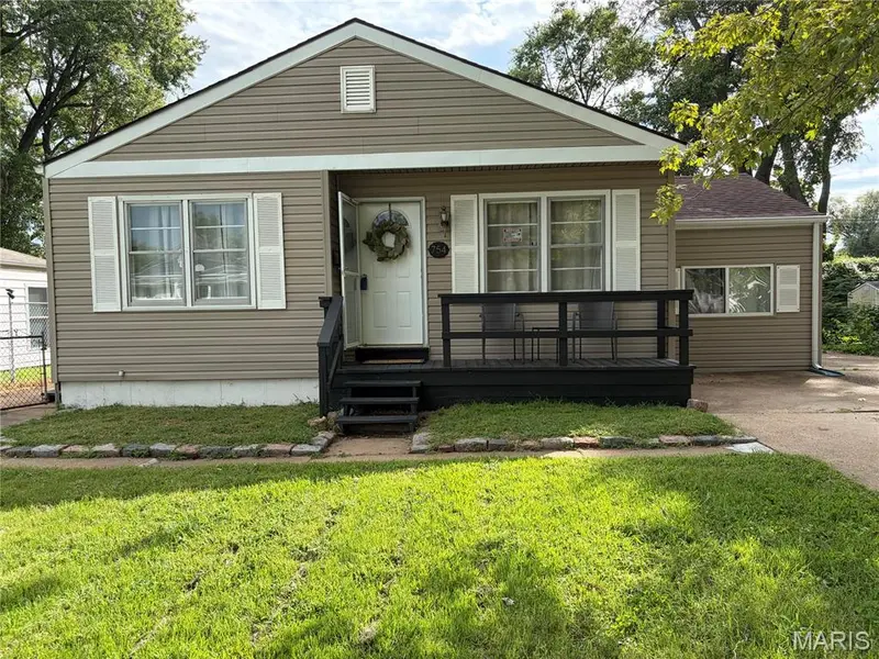 754 Loekes DR, Florissant, MO 63031