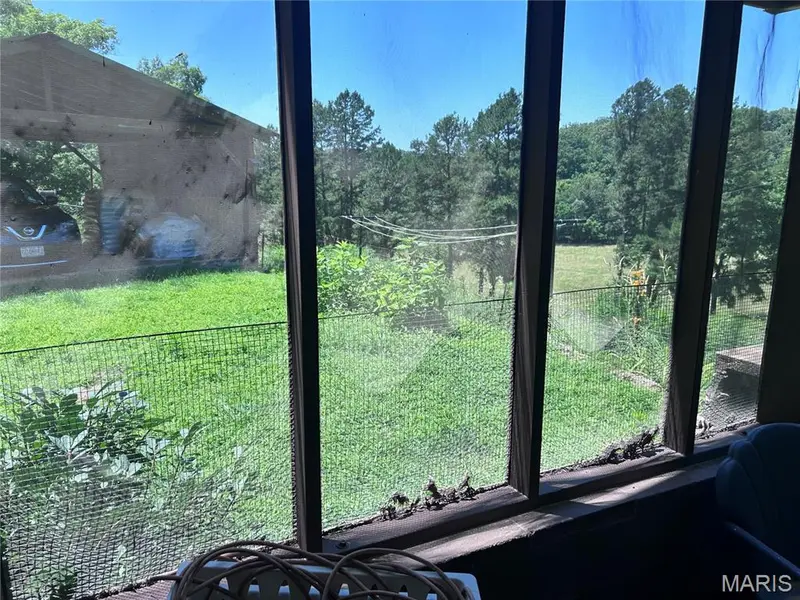 183 Kehner RD, Steelville, MO 65565