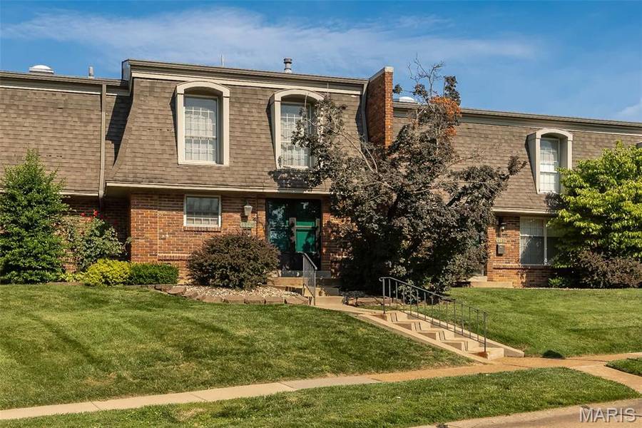 4327 Chateau De Ville DR, St Louis, MO 63129