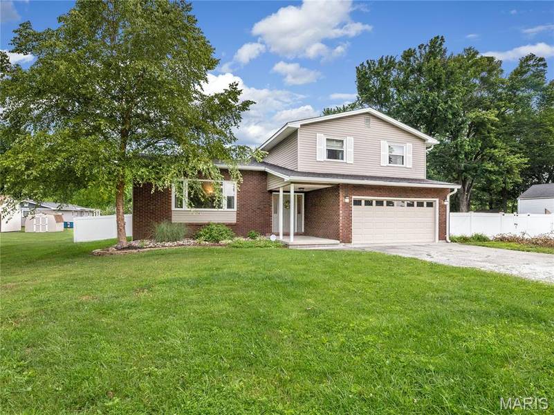202 Willow DR, Collinsville, IL 62234