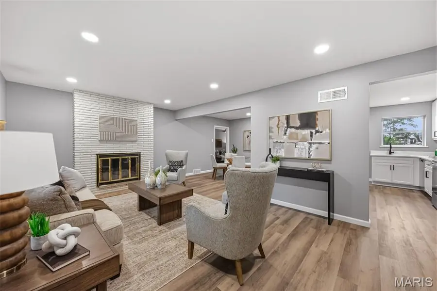 8605 Mayflower CT, University City, MO 63132