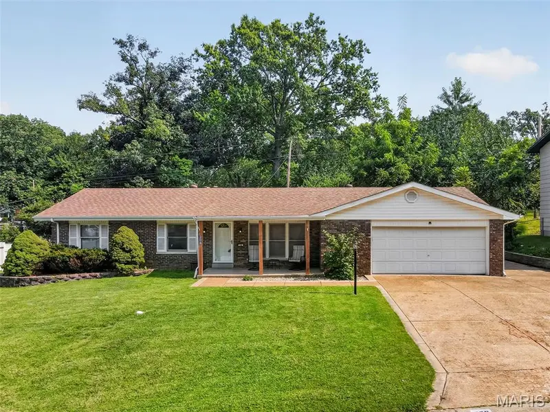208 Meadowlark LN, St Charles, MO 63301