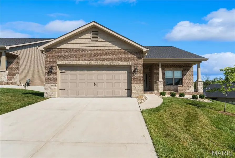 8085 Villa Valley LN, Caseyville, IL 62232