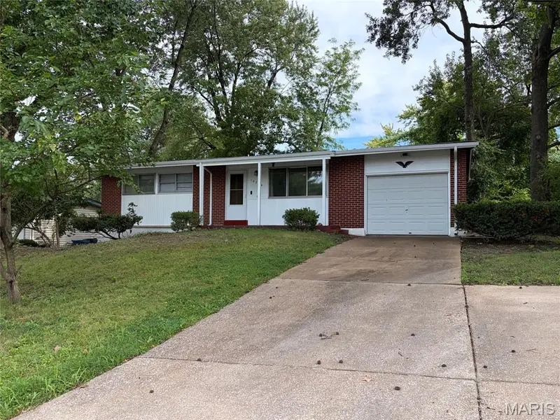 10204 Dacey DR, Dellwood, MO 63136