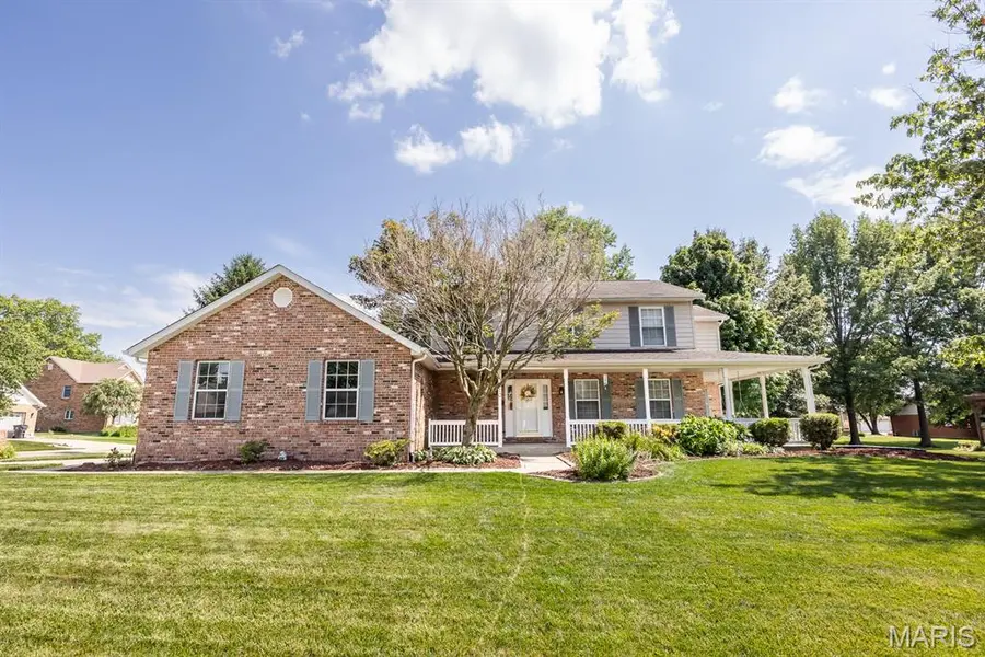 310 Meadowlark LN, Belleville, IL 62220