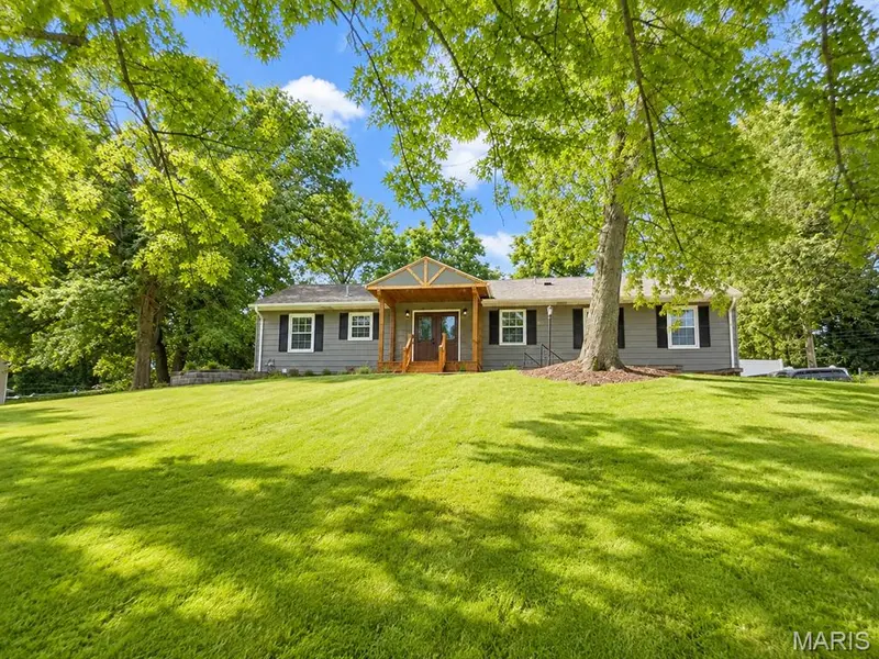 216 Hillsdale DR, Ballwin, MO 63011