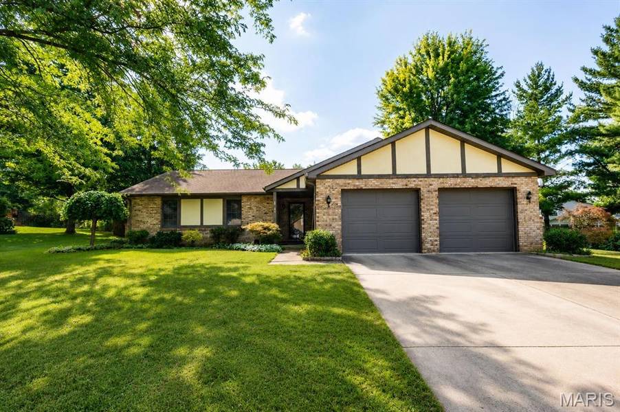 142 El Cerrito DR, Belleville, IL 62221