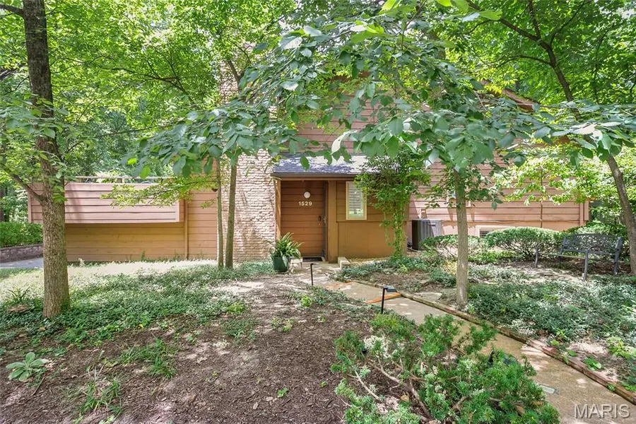 1529 Autumn Leaf DR, Ballwin, MO 63021