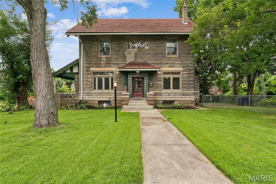 5922 Oakherst PL, St Louis, MO 63112