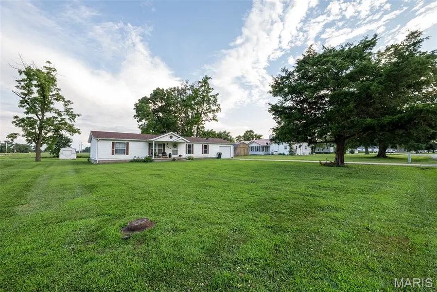 405 E Fayette AVE, Patoka, IL 62875
