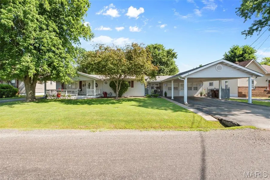 723 Bunker Hill RD, Staunton, IL 62088
