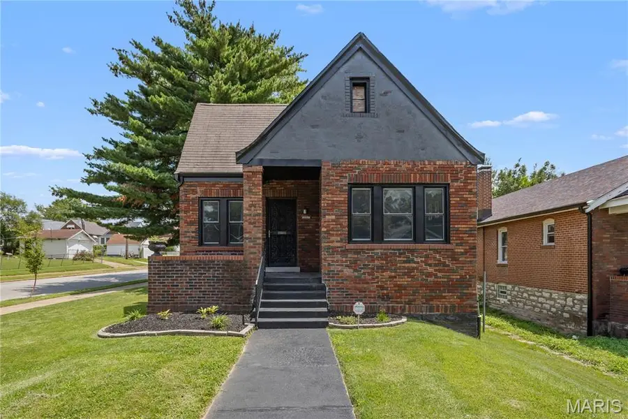 8578 Drury LN, St Louis, MO 63147