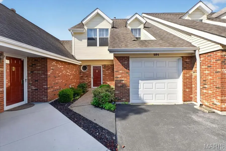 352 Windsor PL #B, St Peters, MO 63376