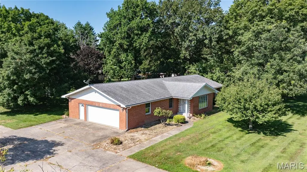 23611 Jenny LN, Jerseyville, IL 62052