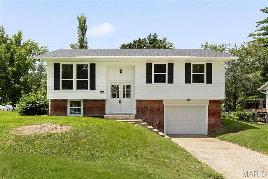 5702 Sir Galahad LN, Godfrey, IL 62035