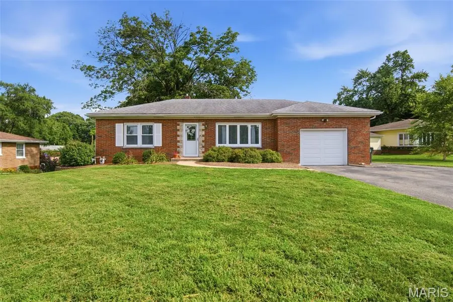 14 Circle DR, Fairview Heights, IL 62208