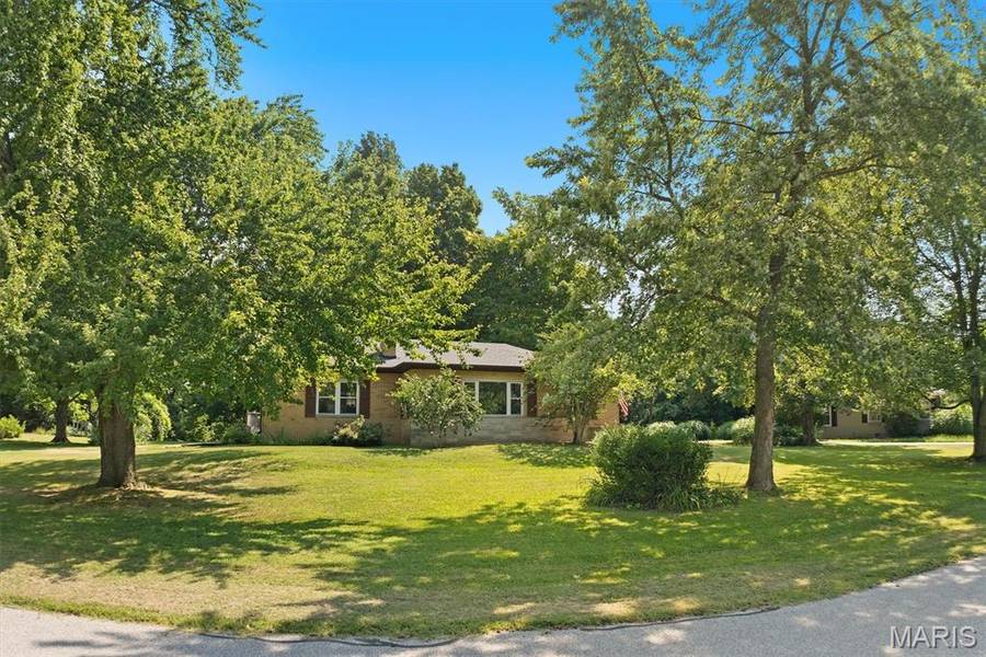 9 Lou Juan DR, Glen Carbon, IL 62034