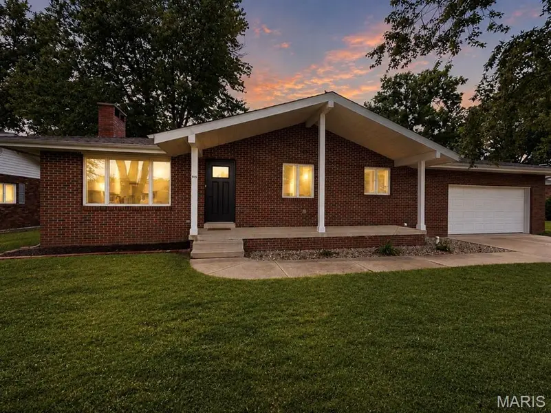 95 Sunflower DR, Highland, IL 62249