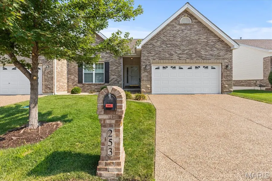 253 Strayhorn DR, St Peters, MO 63376