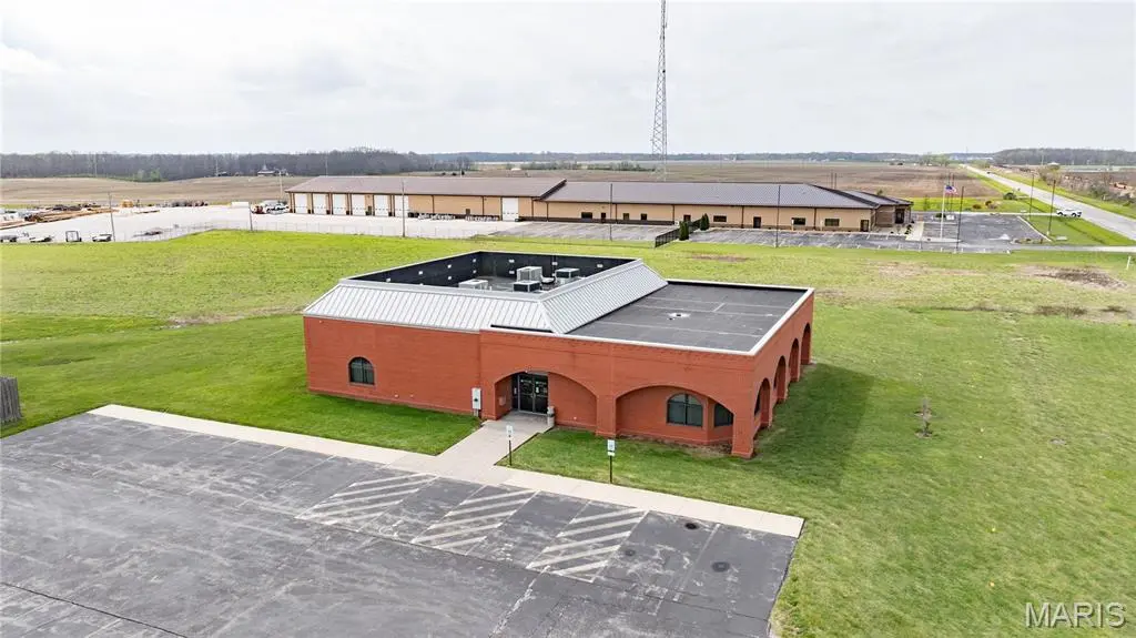 18400 Shipman RD, Carlinville, IL 62626
