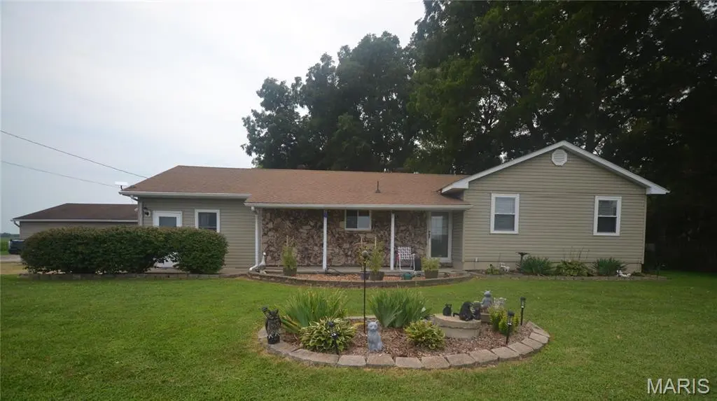 5561 Blank RD, Smithton, IL 62285