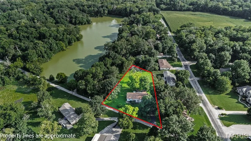 13810 Klaus Lake RD, Highland, IL 62249