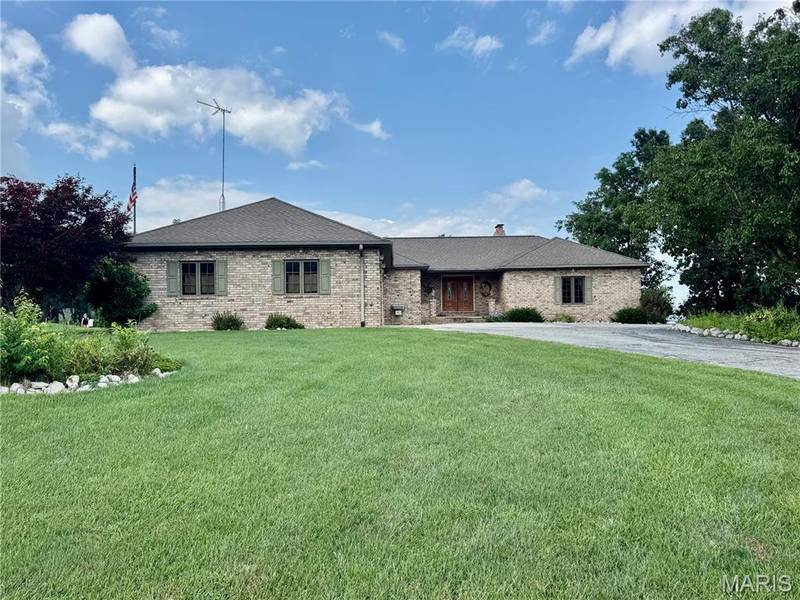 6 Willow Circle DR, Greenville, IL 62246