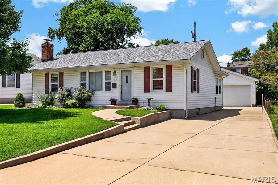 1817 W Clark ST, St Charles, MO 63301